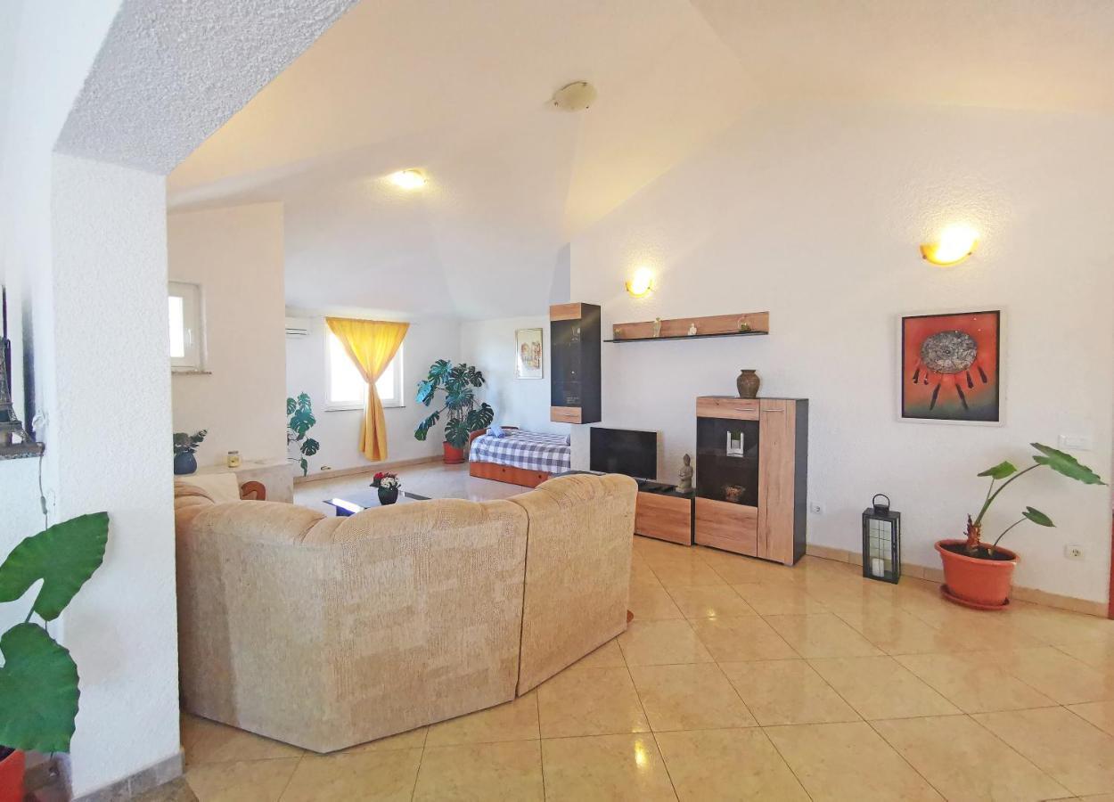 Apartman Luna Sveti Lovrec Pazenaticki Luaran gambar